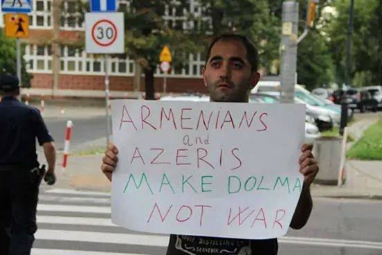 Ermenilerle Azeriler barış için buluştu